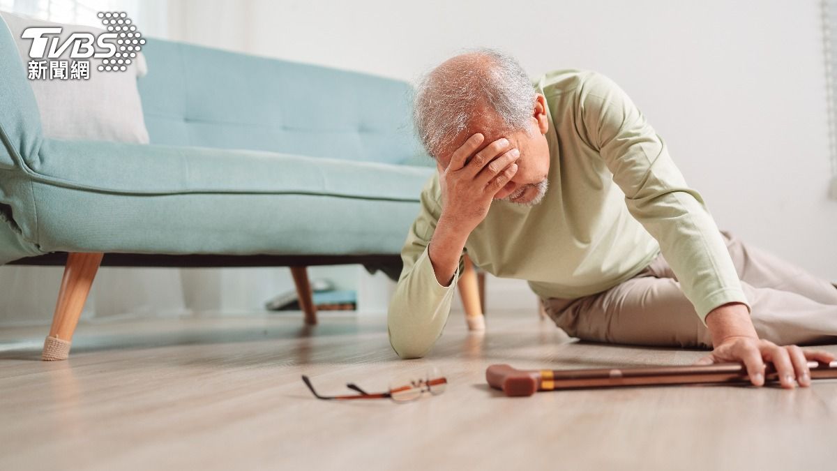 衛福部統計老人最容易跌倒的地點，並分享3大防摔秘訣。（示意圖／shutterstock 達志影像）