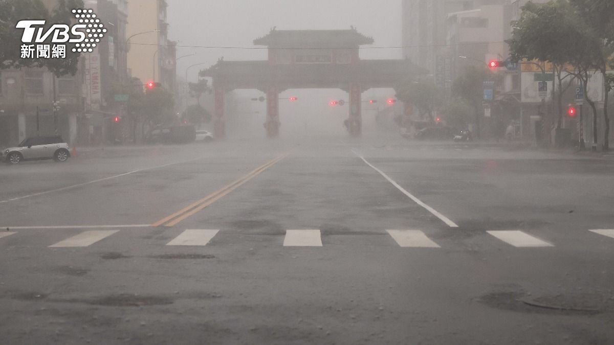 山陀兒颱風襲台登外媒，高雄多處傳災情。(圖／達志影像路透社)