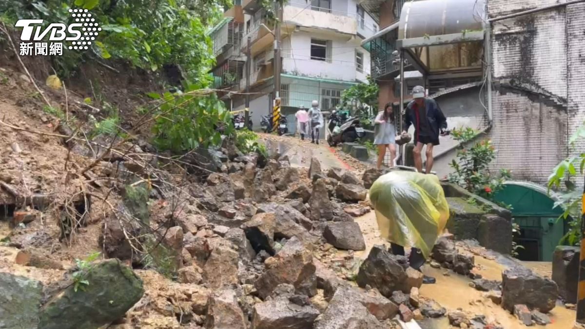 基隆義七路清晨2度坍塌。（圖／TVBS）