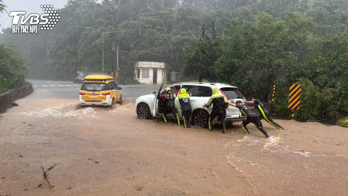 暴雨成災，路面積淹水，有車輛受困。（圖／TVBS）