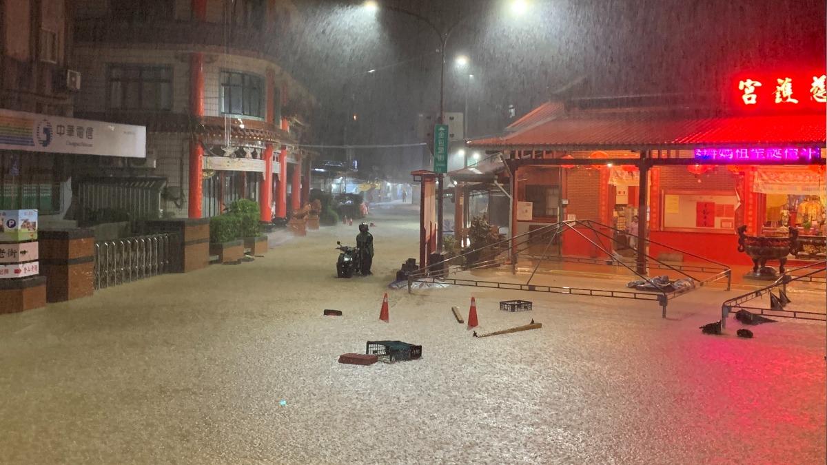 豪雨狂炸北海岸，新北金山區大淹水，靠近老街的金包里慈護宮前宛如一片汪洋。（圖／翻攝照片）