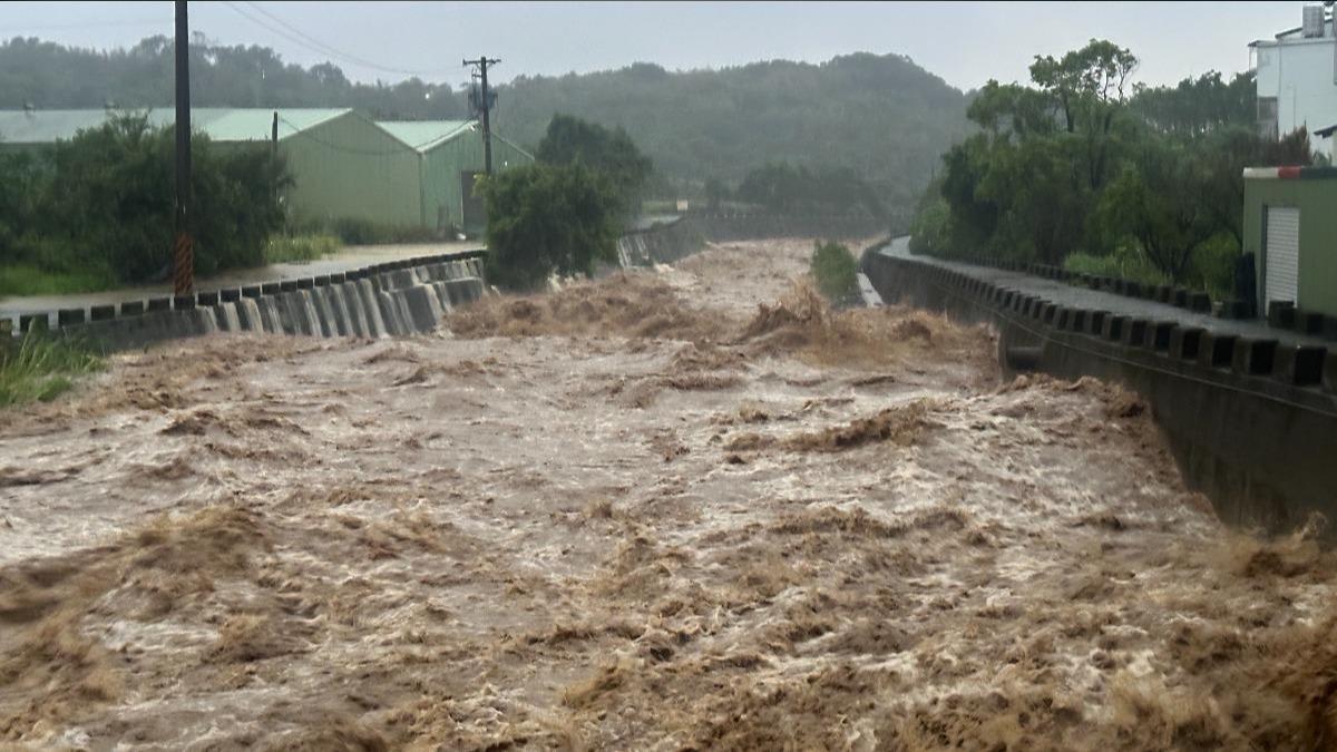 淡水區多處淹水，災情慘重。（圖／翻攝畫面）