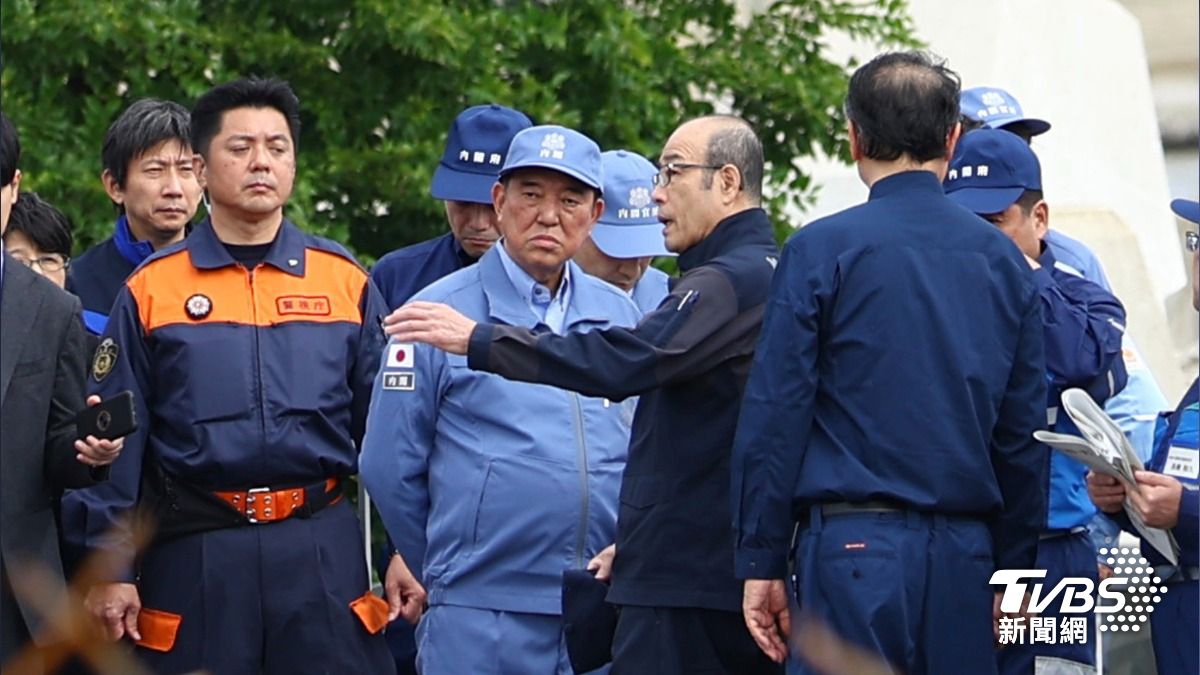 日本新任首相石破茂前往先後遭強震與豪雨重創的石川縣能登半島勘災。(圖／達志影像美聯社)