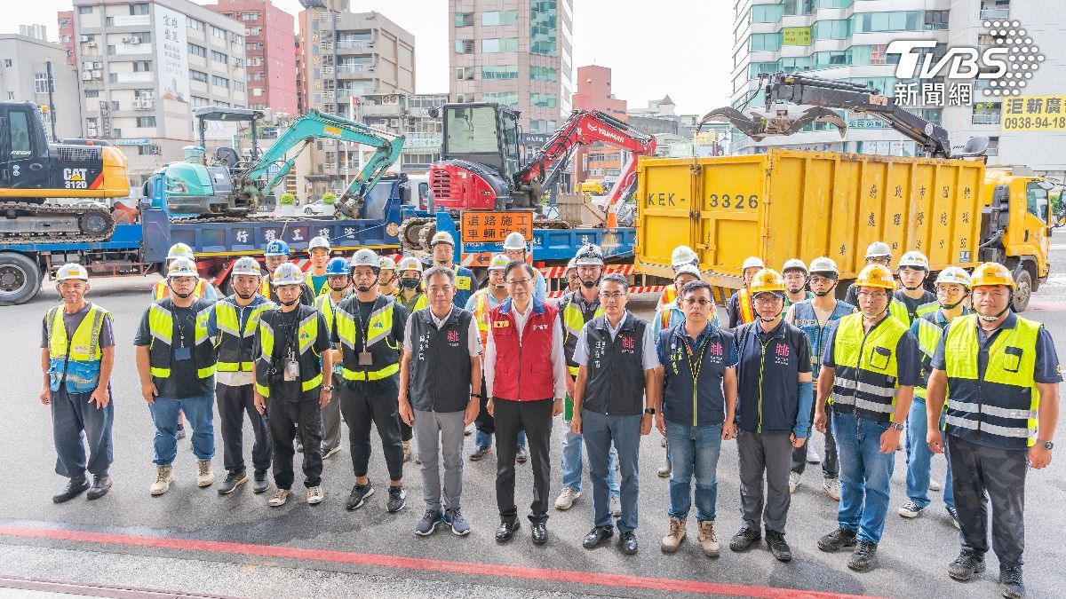 桃園市政府調派工務局養工處及環管處共22輛機具及25名人力，前往基隆支援救災任務。（圖／桃園市府提供）