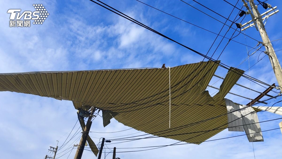 台電啟動跨區支援，台南區處支援林園區搶修鐵皮壓斷電線。（圖／TVBS）