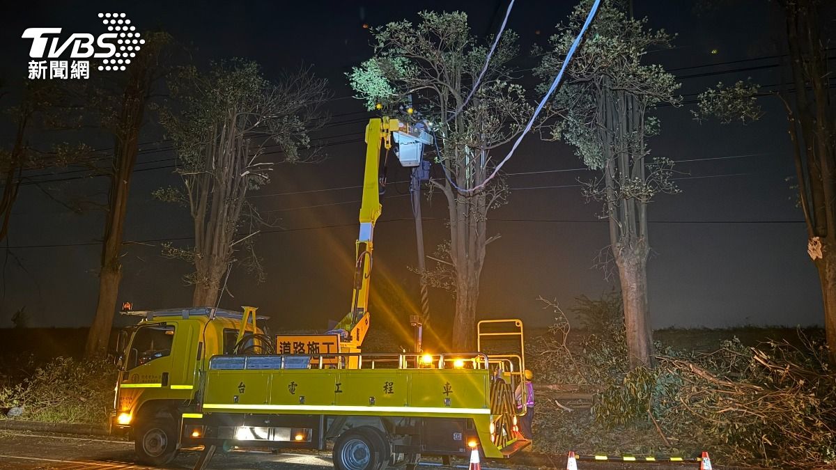 鳳山區處施工班於大寮區河堤路處理垂墜導線。（圖／TVBS）