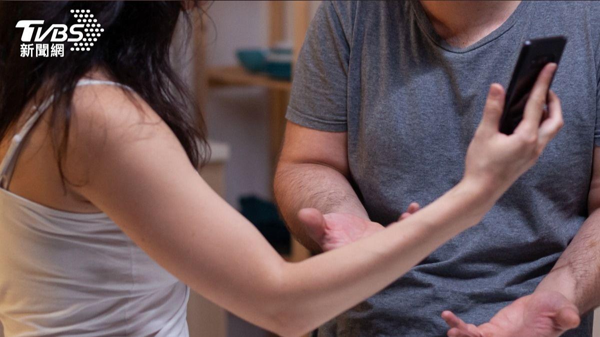 苗栗尪揭妻外遇怒離婚，幫養2年才知他非生父。（示意圖，非當事人／Shutterstock達志影像）