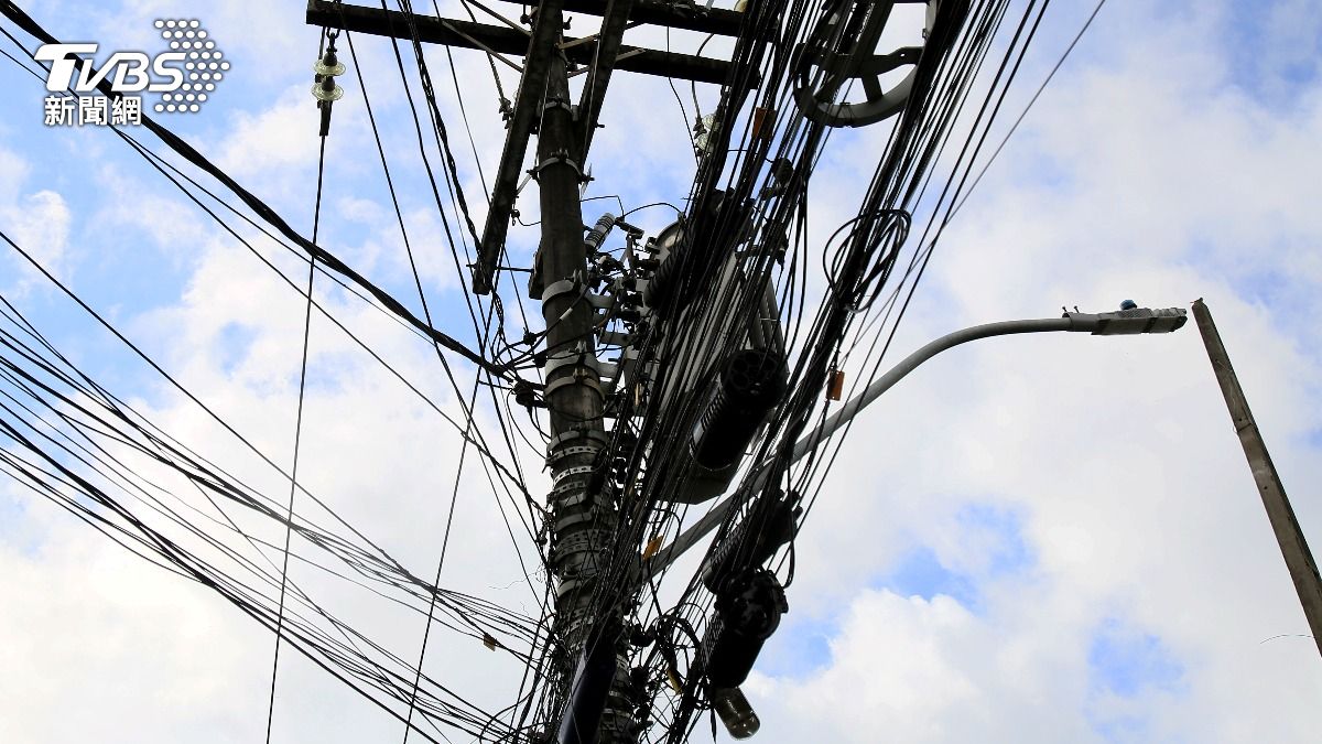 泰國一名工人在維修電線桿時意外觸電。（示意圖／Shutterstock達志影像）