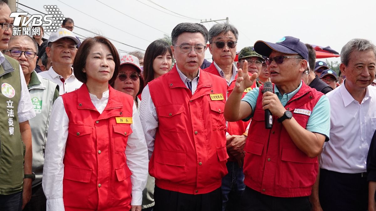 行政院長卓榮泰（前中）5日到屏東勘災。（圖／中央社）