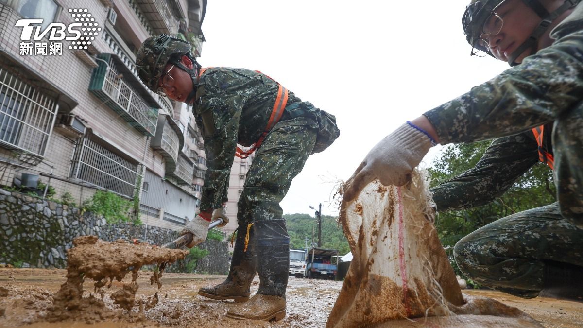 國軍431名兵力赴基隆、金山助，民眾災後復原。（圖／中央社）