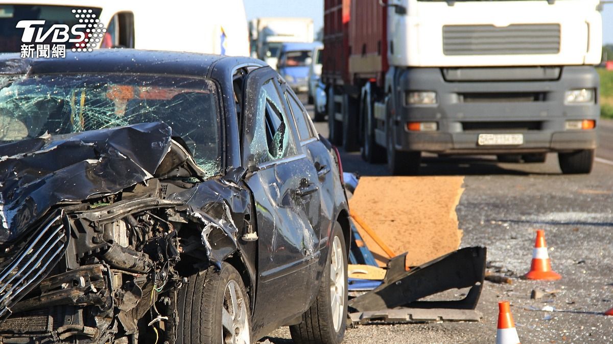 美國一名卡車司機邊開車邊滑手機約砲、導致5車連環撞悲劇1死8傷。（示意圖／Shutterstock達志影像）