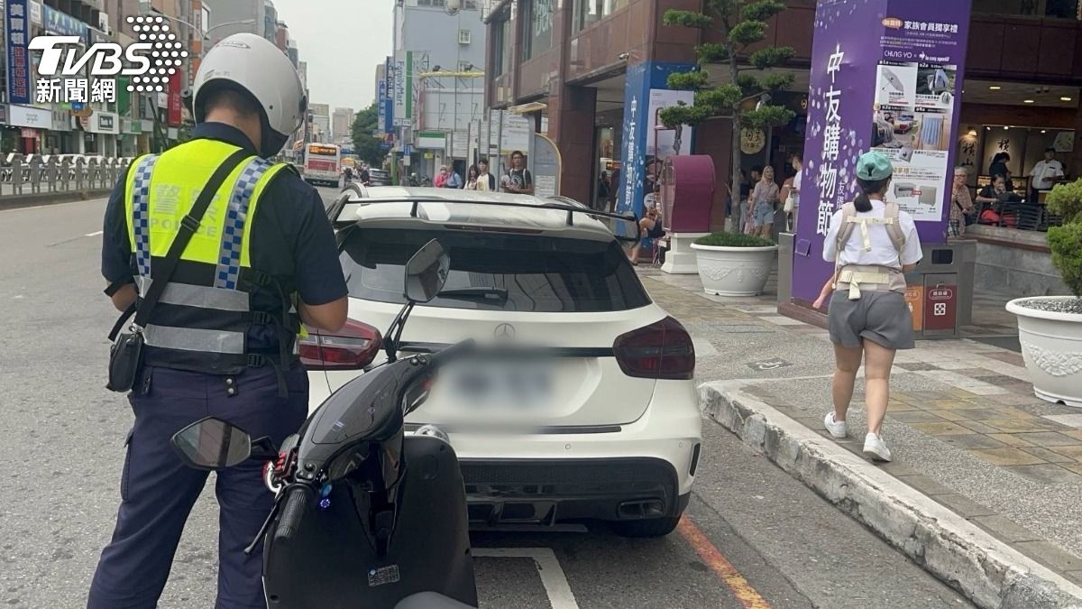 賓士霸停公車停靠區。（圖／TVBS）