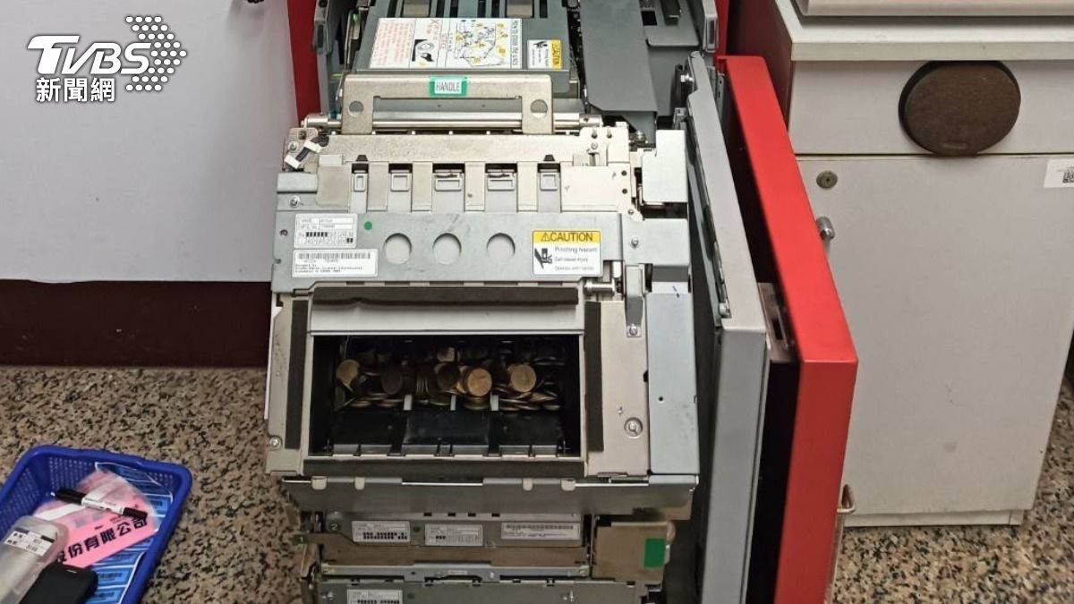 惡作劇？校園ATM離奇故障取鈔匣「被200個硬幣塞爆」 - 鏡週刊Mirror Media