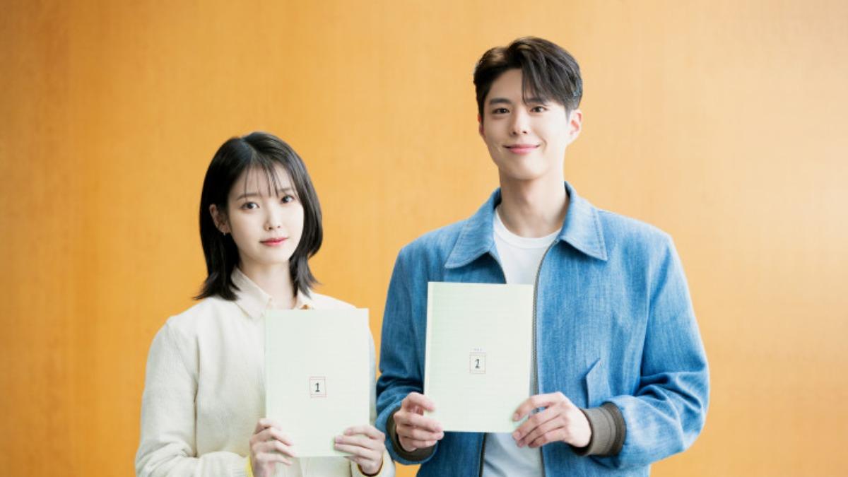 IU、朴寶劍合作Netflix韓劇《您辛苦了》。（圖／翻攝自netflix）