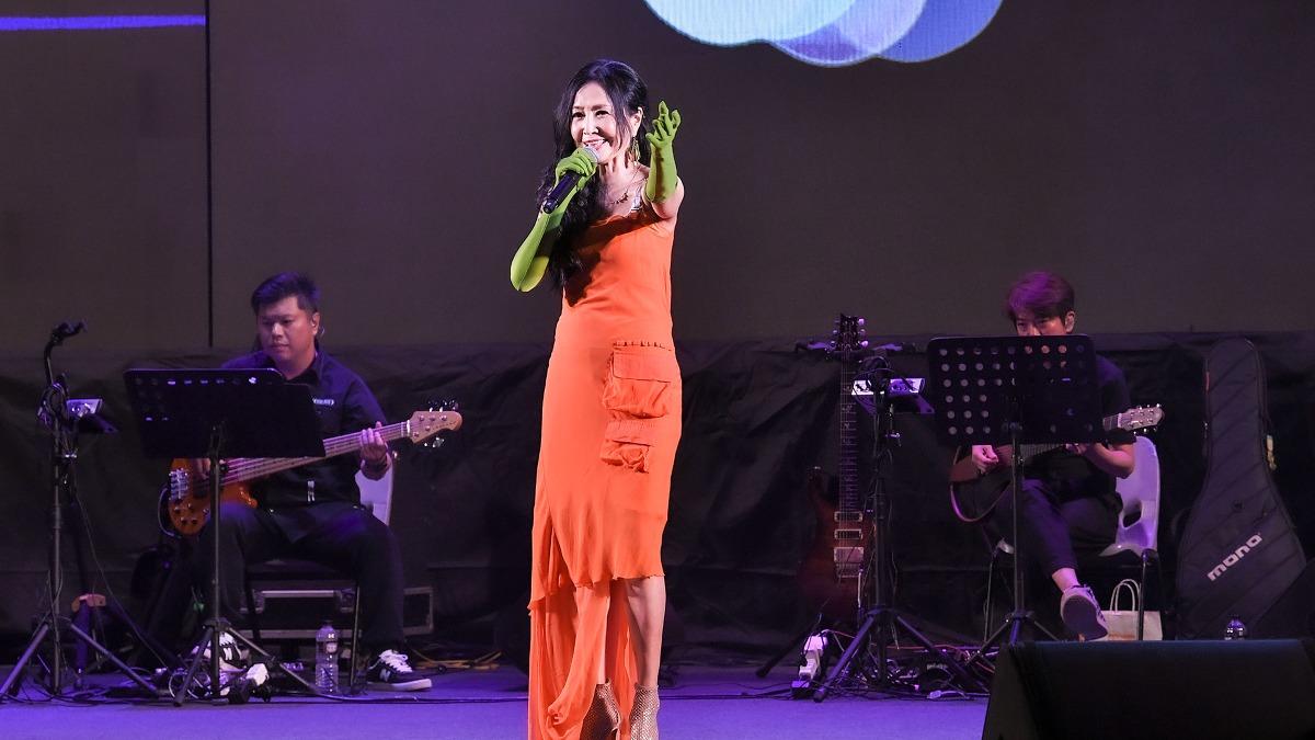 于台煙橘色禮服演唱金曲〈我情願＋想你的夜〉、〈偶然組曲〉與成名曲〈化裝舞會〉。（圖／瑞揚創意提供）