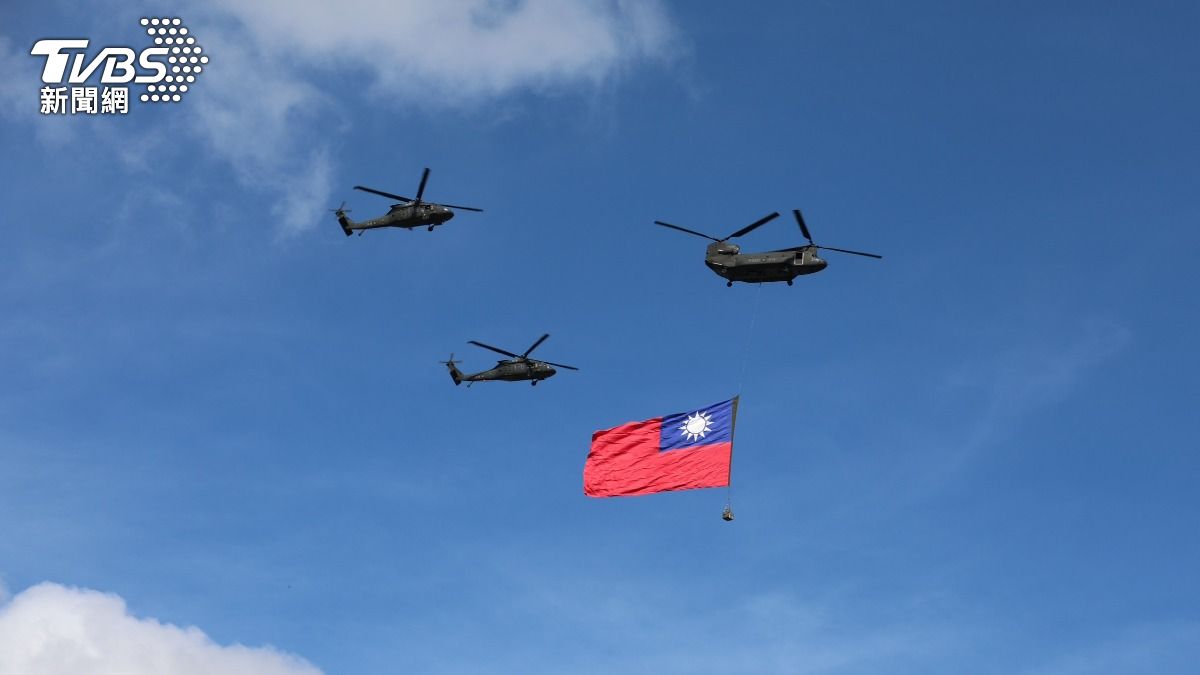 CH-47掛國旗飛越總統府上空。（圖／潘建樺攝）