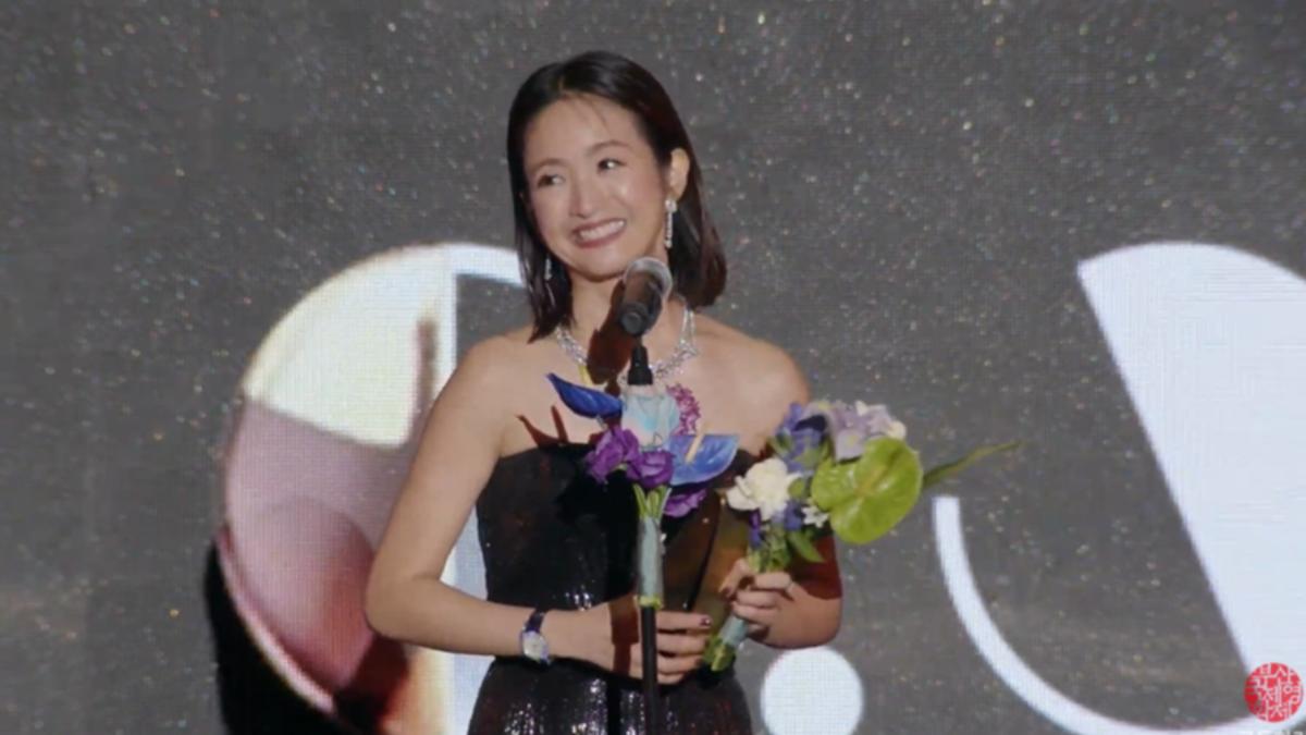 Ariel Lin delivers bilingual speech at awards ceremony (Courtesy of Busan International Film Festiva Ariel Lin delivers bilingual speech at awards ceremony