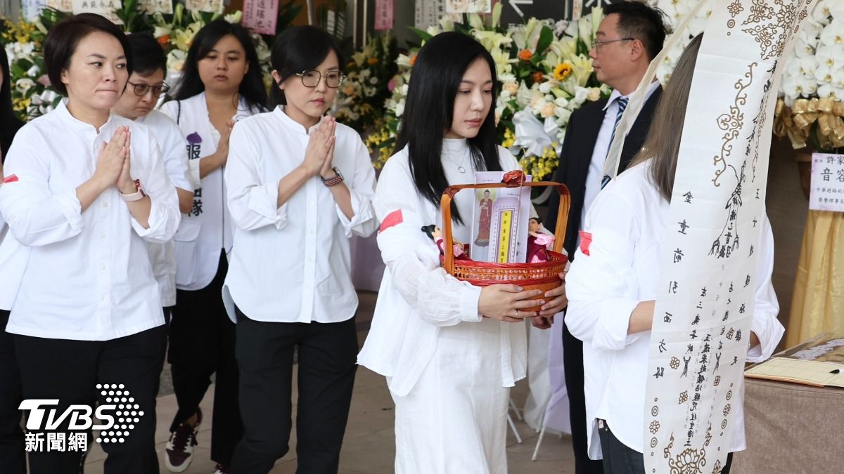 民進黨立委吳沛憶手捧民進黨台北市議員許家蓓的牌位。（圖/ 潘建樺攝）