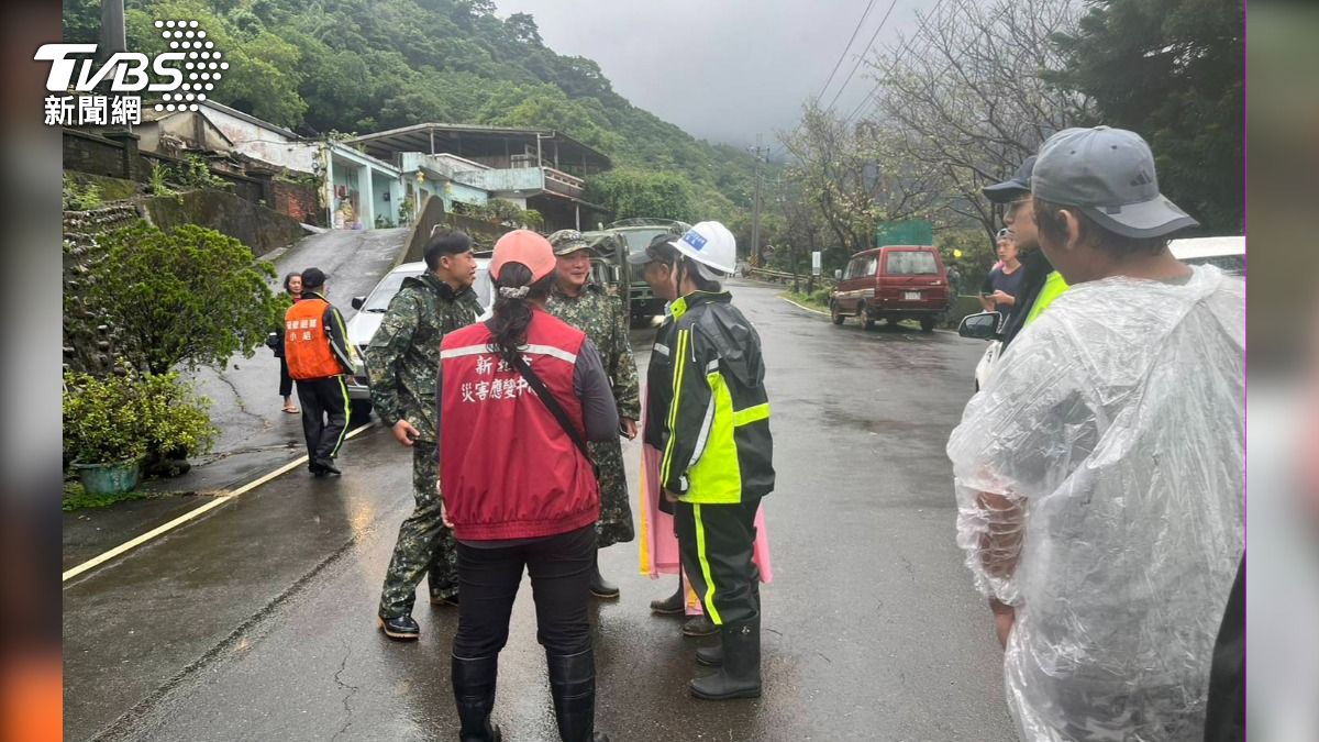 氣象署針對北海岸多處發布大雨特報，警方協助三芝八連溪附近居民撤離。（圖／TVBS）