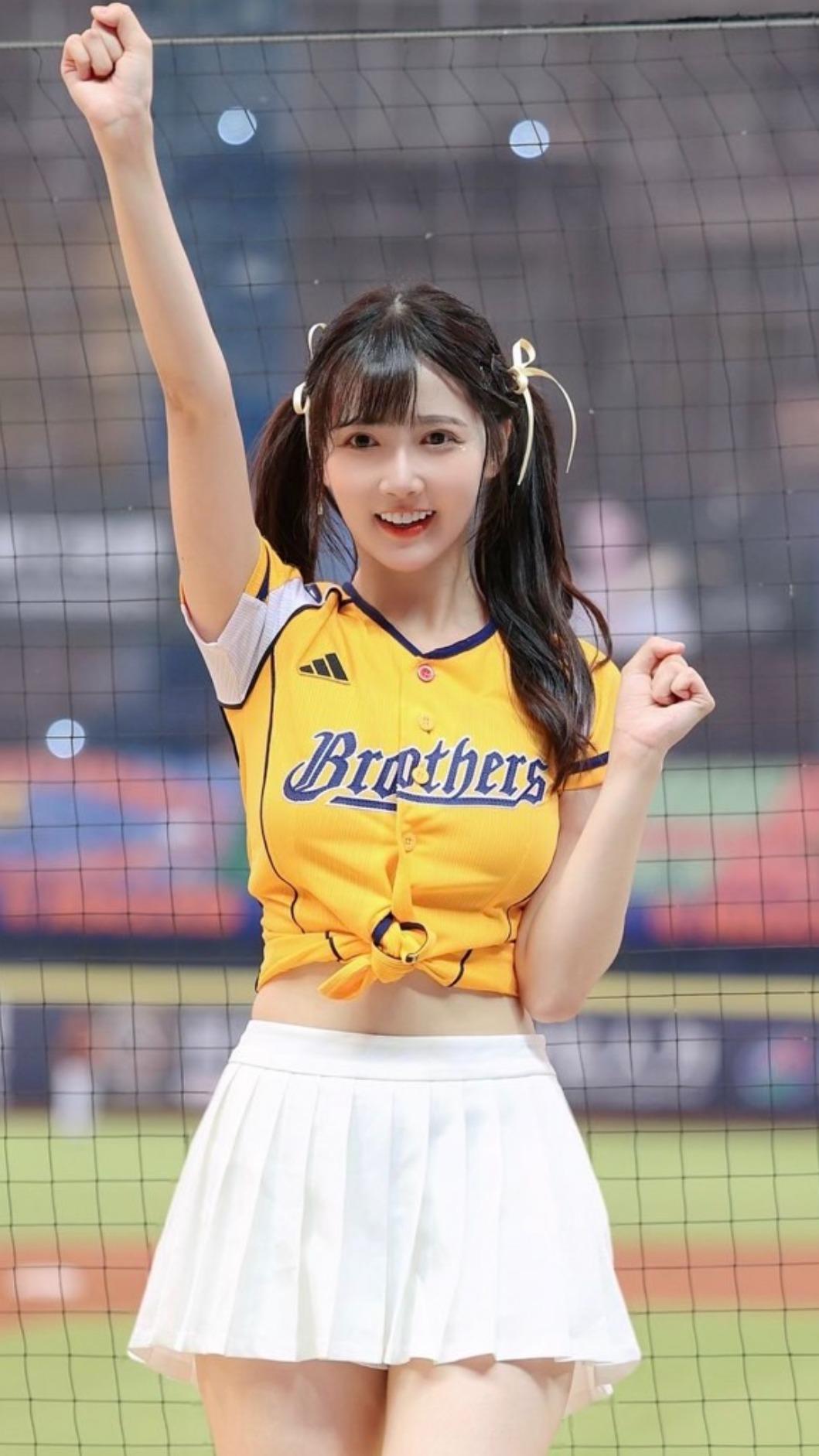 啦啦隊新血掀起鄉民討論。(圖/翻攝自宸宸IG)