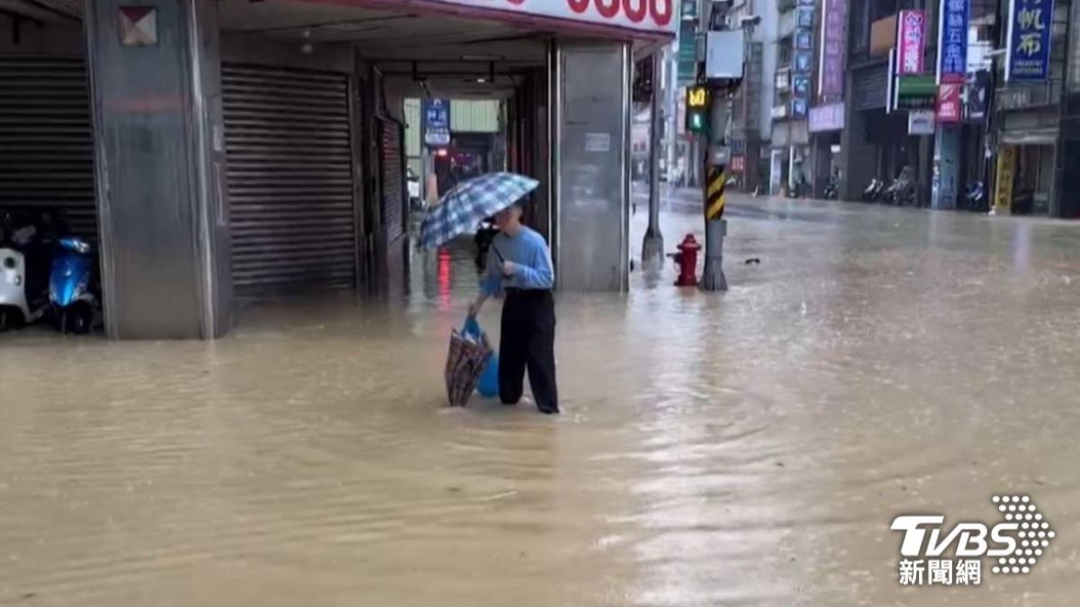 山陀兒颱風重創基隆，不少地區水淹至腳踝。（圖／TVBS）