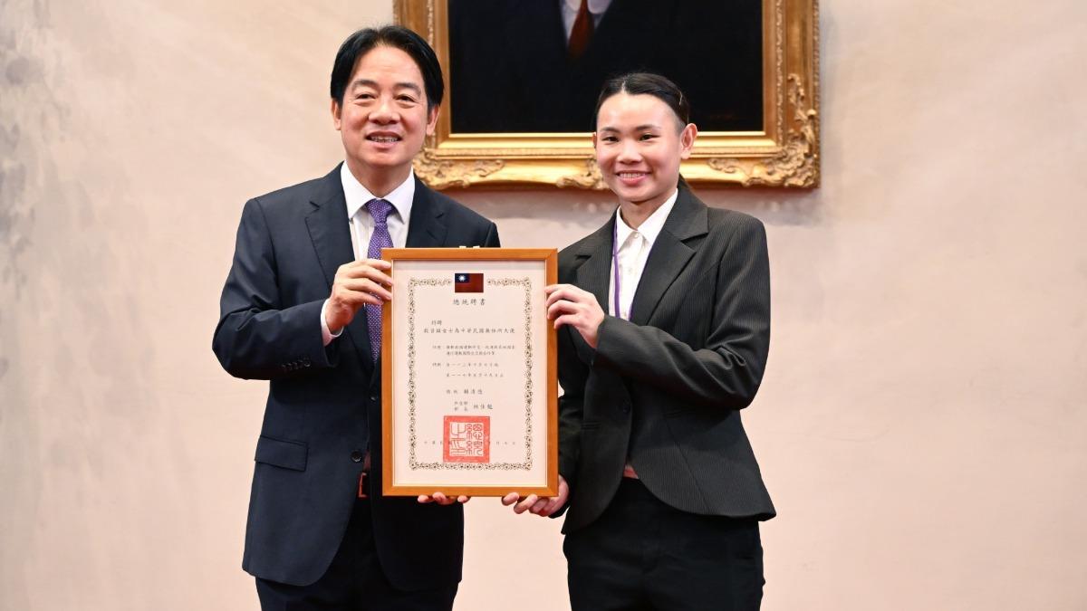 戴資穎獲頒無任所大使聘書，成為史上最年輕無任所大使。（圖／總統府提供）