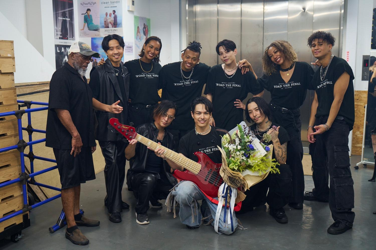 為了紀念Lawrence，今市隆二（前排中）特別把他的貝斯帶來，象徵性地帶他完成整趟巡演。（圖／LDH愛夢悅提供）