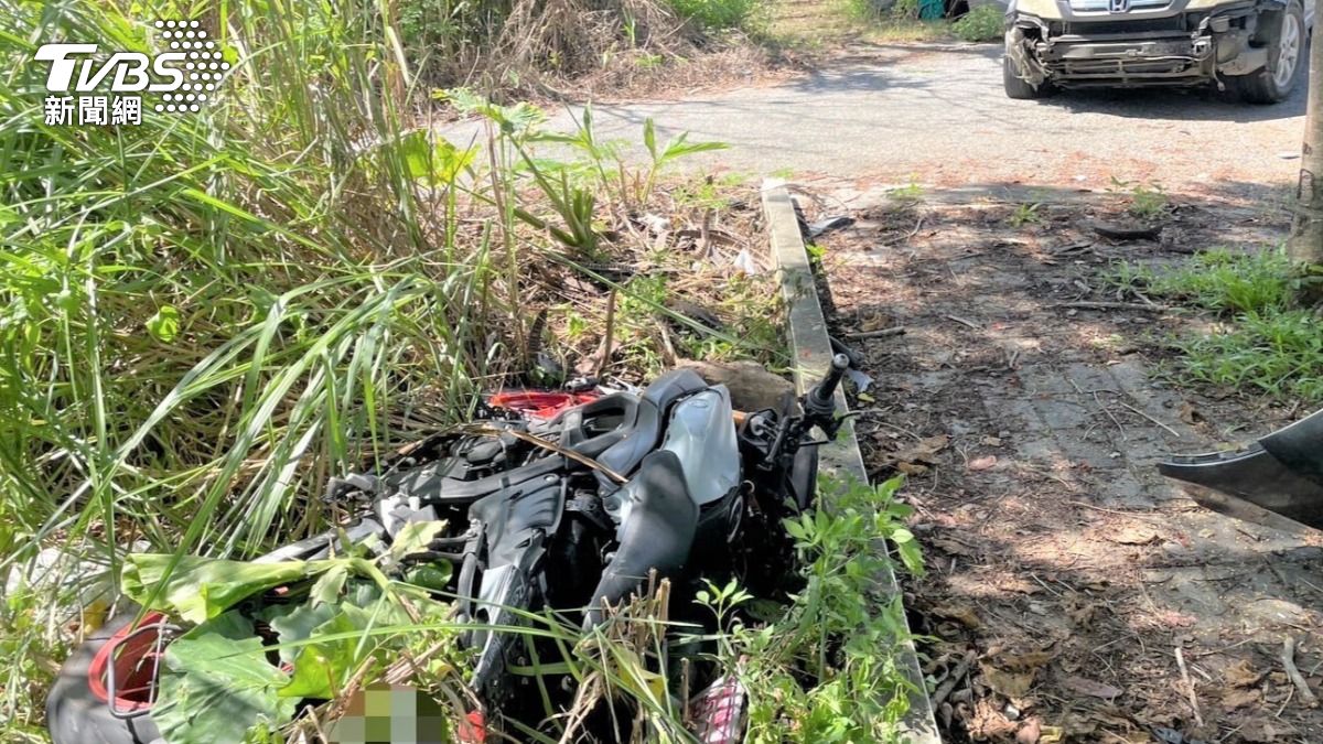 東華大學男大生騎機車遭撞飛墜草叢不治。（圖／中央社）