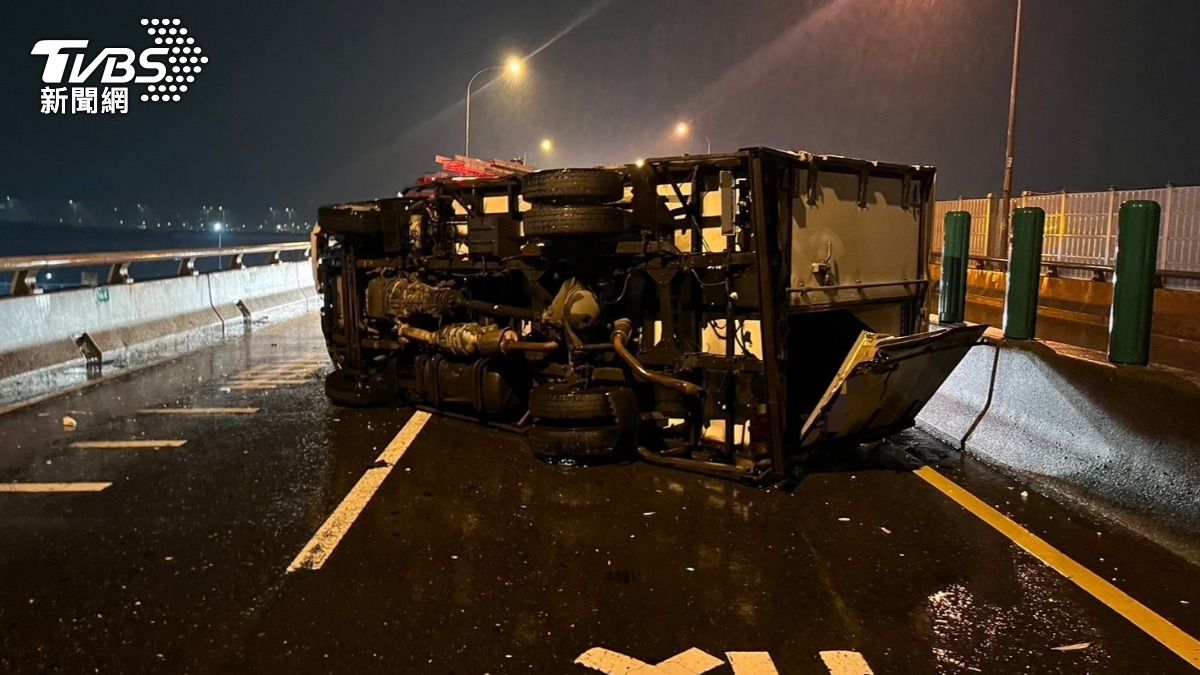 小貨車自撞護欄後翻覆，後車為了閃避事故現場又被追撞。（圖／TVBS）