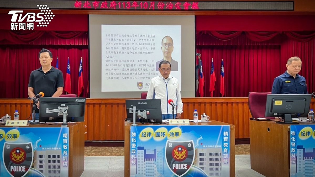 新北市長侯友宜為殉職所長劉宗鑫默哀。（圖／TVBS）