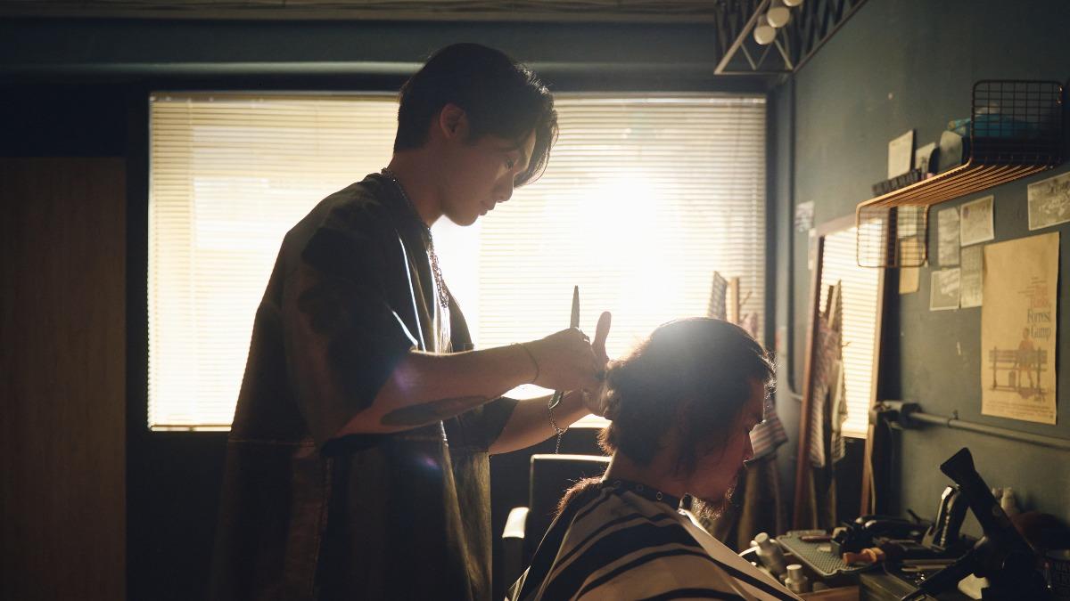 徐暐翔幫高爾賢剪頭髮。(圖/索尼音樂提供)