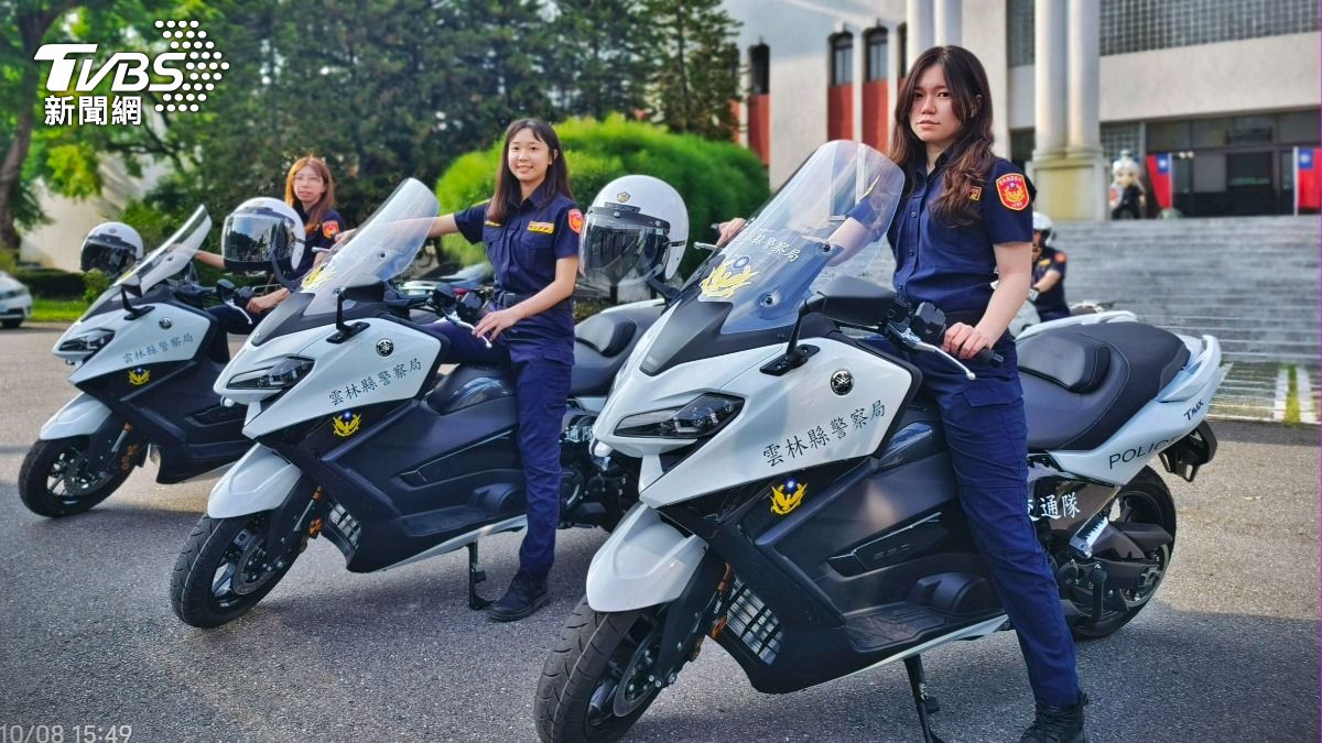 國慶日派4名女警騎重機隨行。（圖／TVBS）