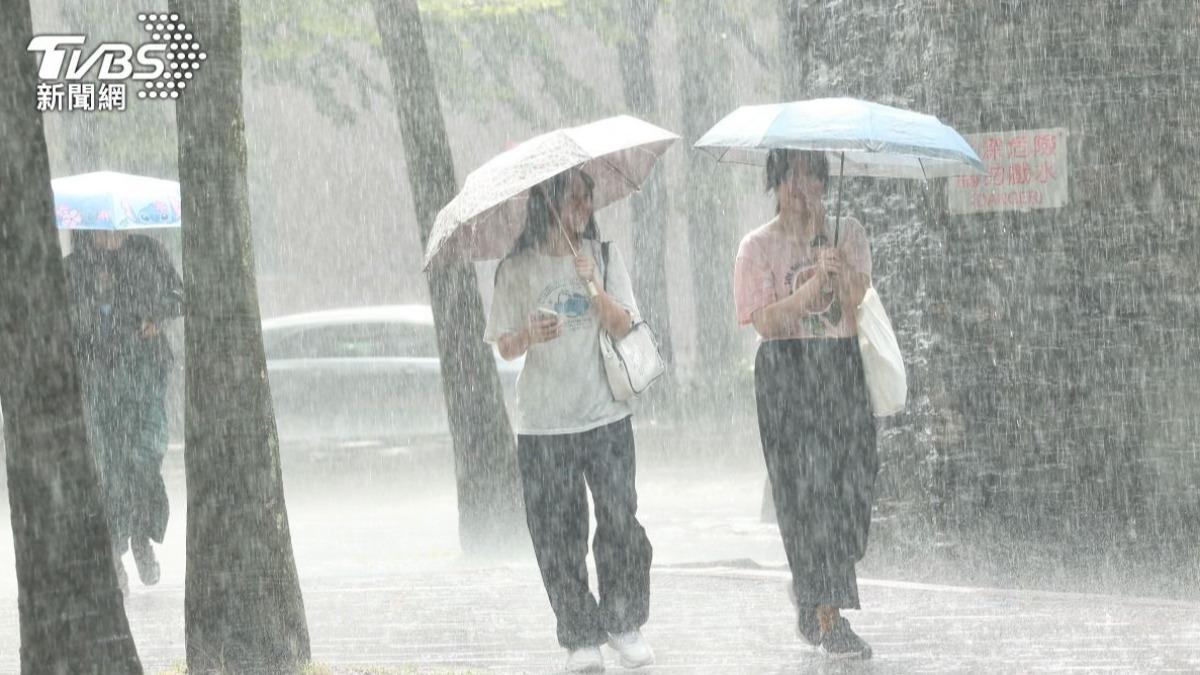 東北季風發威，大台北嚴防大雨。（圖／黃城碩攝）