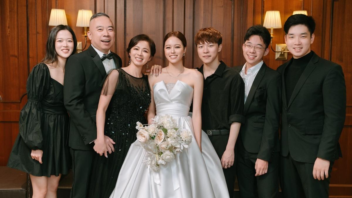 陳施羽（左三）和老公、兒女一起拍攝全家福。（圖／翻攝自施羽臉書）