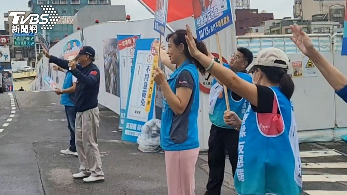 國民黨基隆市黨部人員街頭拜票。（圖／TVBS）