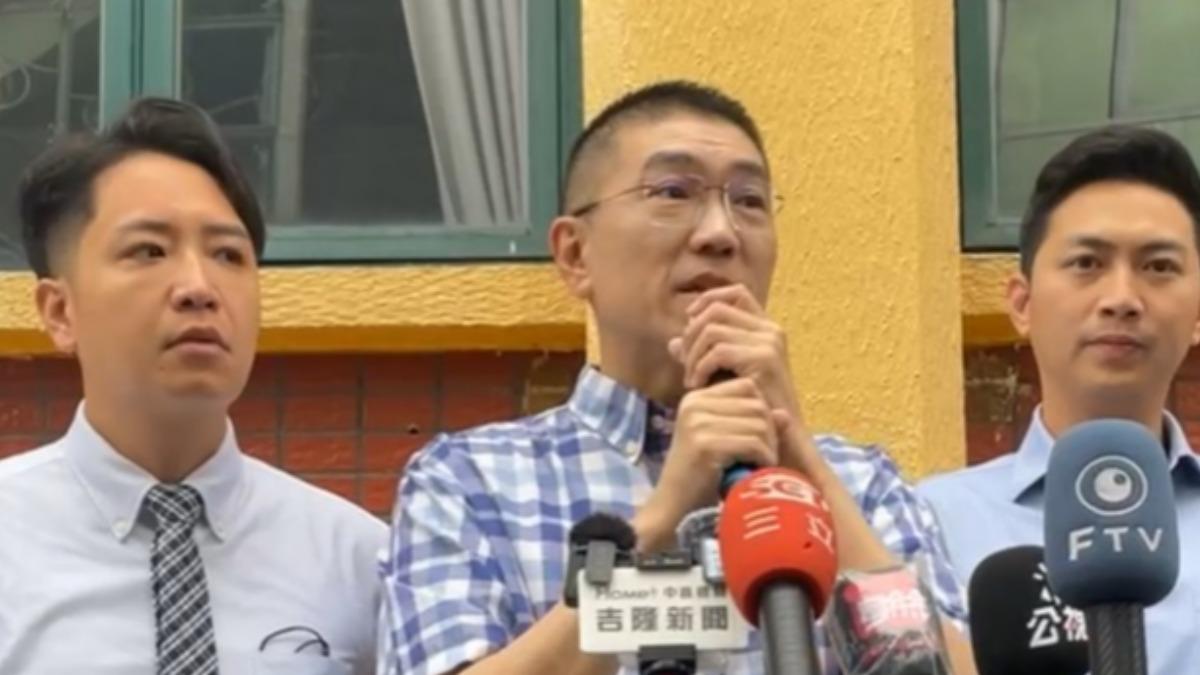謝國樑（中）表示，遵守法律是底線。（圖／翻攝自謝國樑臉書直播）