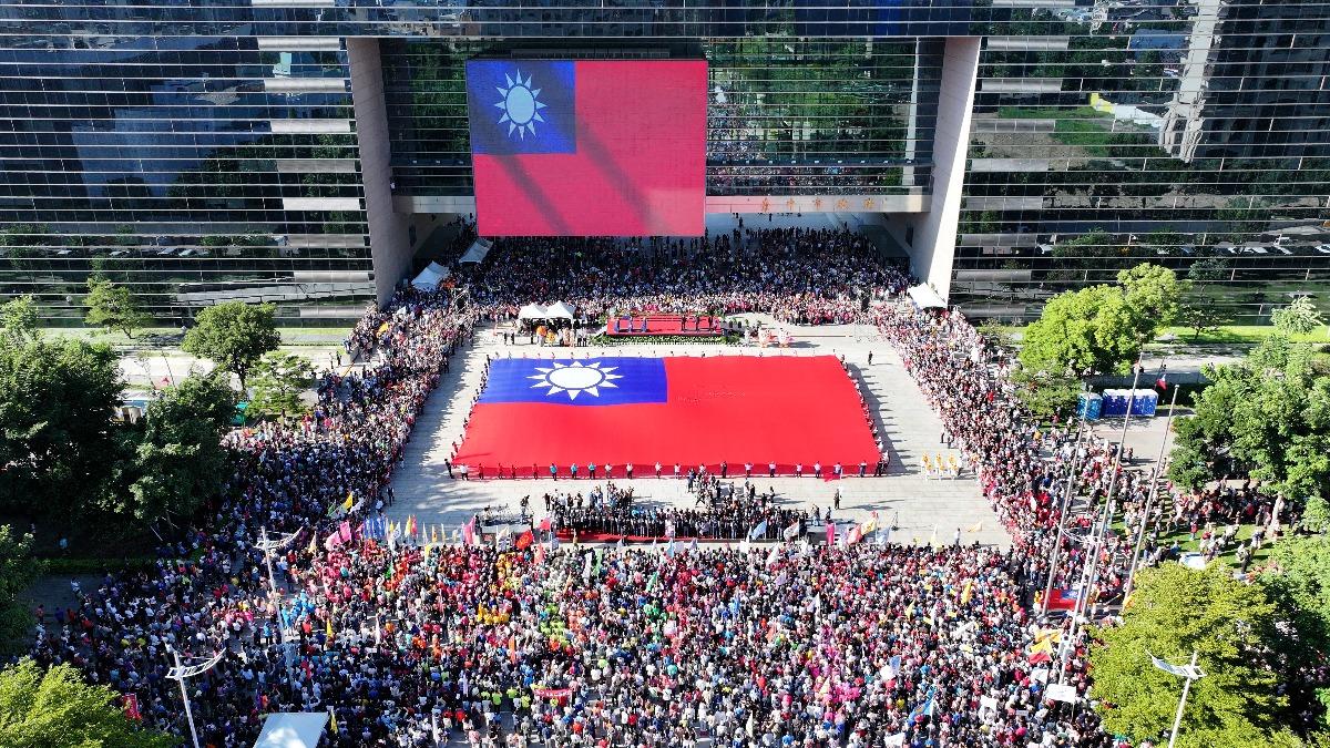 台中市政府準備全國最大國旗歡慶雙十。（圖／台中市政府提供）