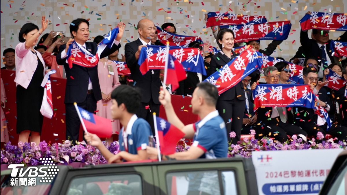 國慶大典上賴清德、韓國瑜高舉「榮耀時刻」毛巾。（圖／區國強攝）