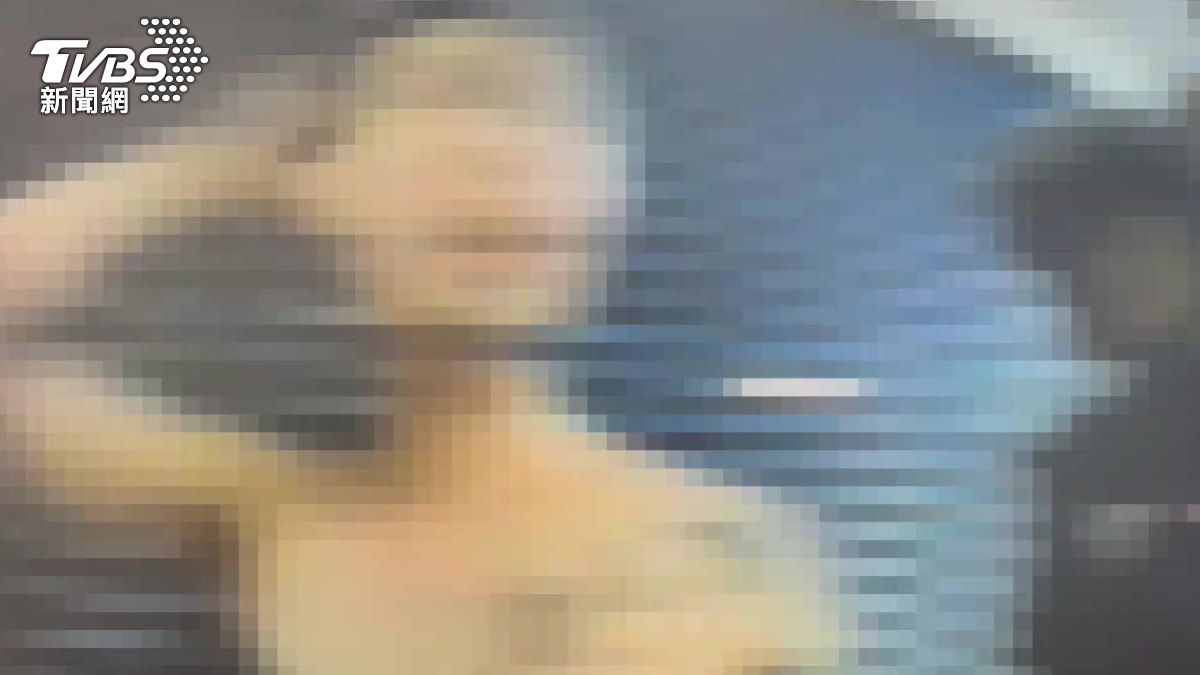 男子面對警方盤查語無倫次，無法說明裸體原因。（圖／TVBS）