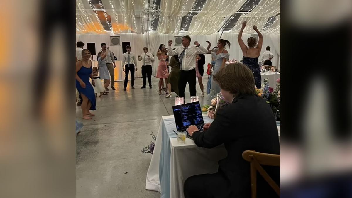 美國一名新郎在婚禮上「開筆電打程式」加班。（圖／翻攝自LinkedIn）