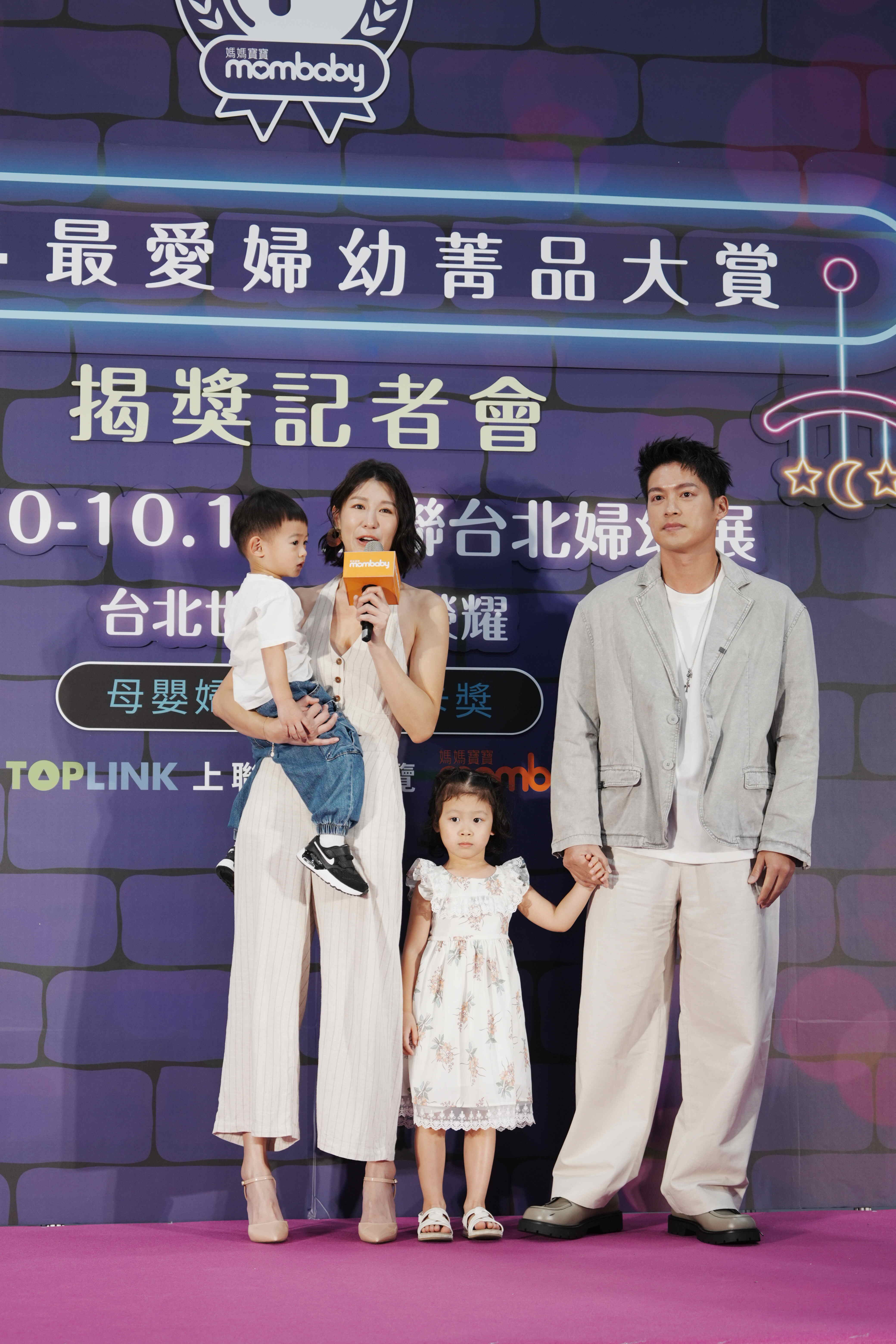 許孟哲（右一）帶著兩個寶貝給趙孟姿（左二）驚喜。（圖／《媽媽寶寶》提供）