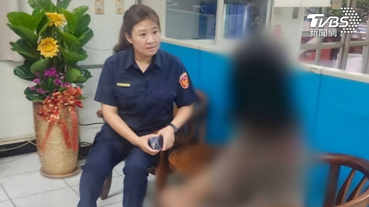 副所長史雅雯以輕鬆聊天的方式，瞭解小美離家出走的原因。（圖／TVBS）