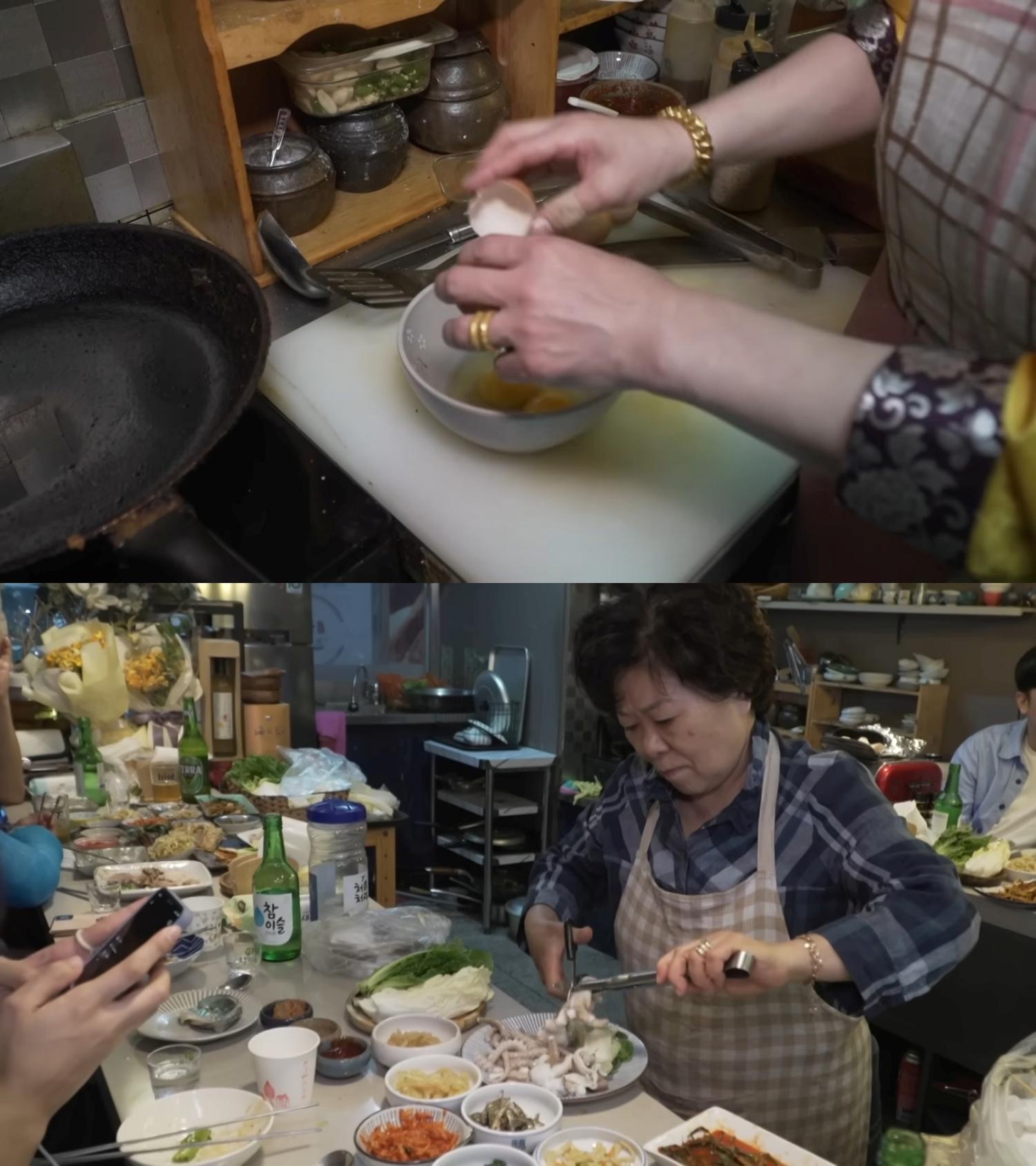 金美玲跟店內員工在料理時都戴著手鐲跟戒指。（圖／翻攝自food365 YouTube）