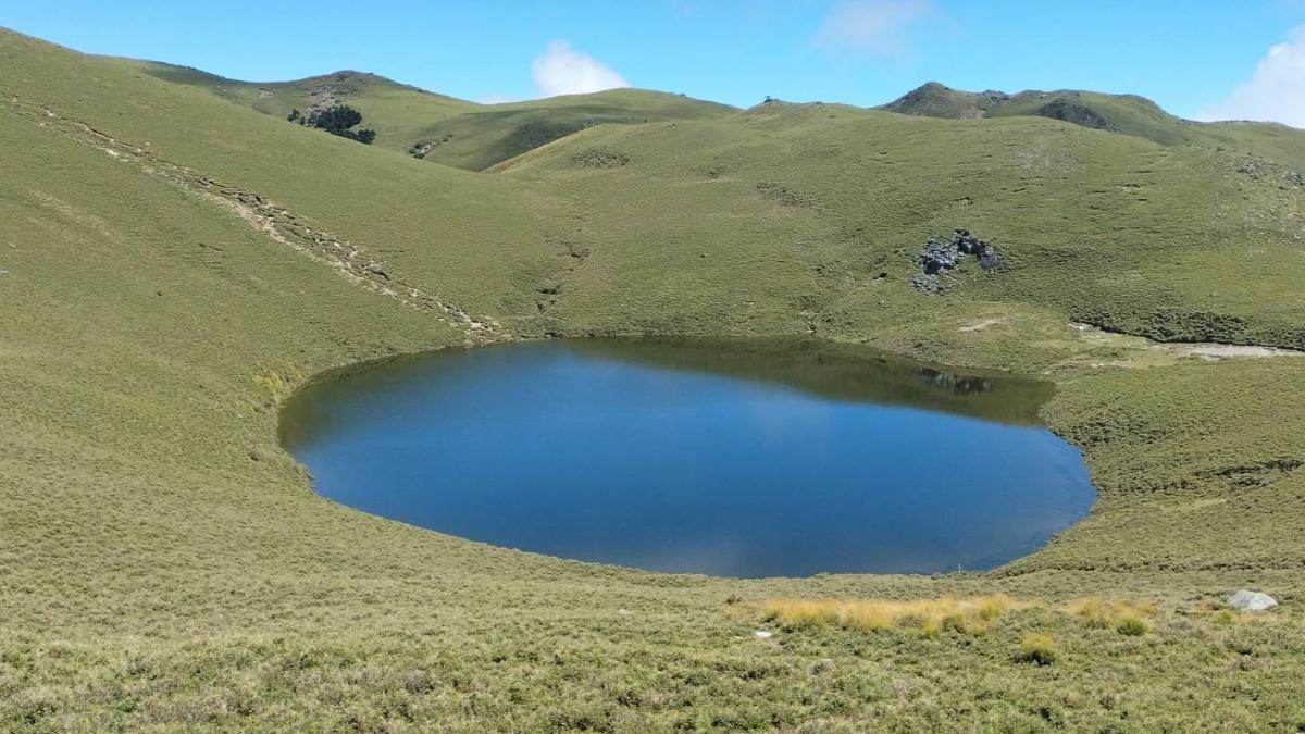 颱風山陀兒過後，嘉明湖滿水位。（圖／中央社）