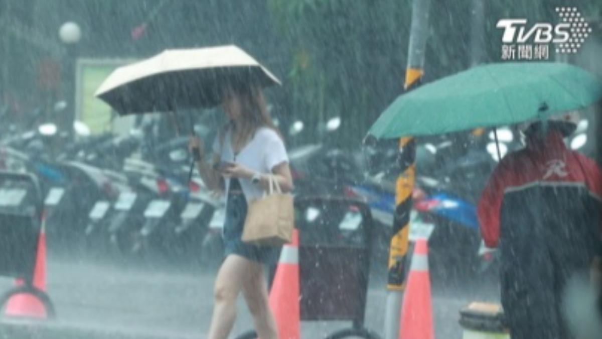 潭美颱風＋東北季風炸雨2天。（示意圖／黃城碩攝）