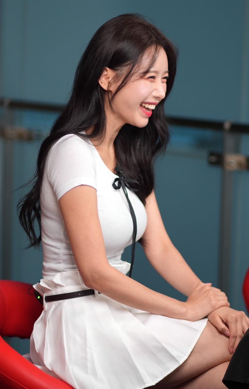 李雅英接受TVBS新聞網專訪，分享應援時的防曬小物及裝備。（圖／區國強攝）