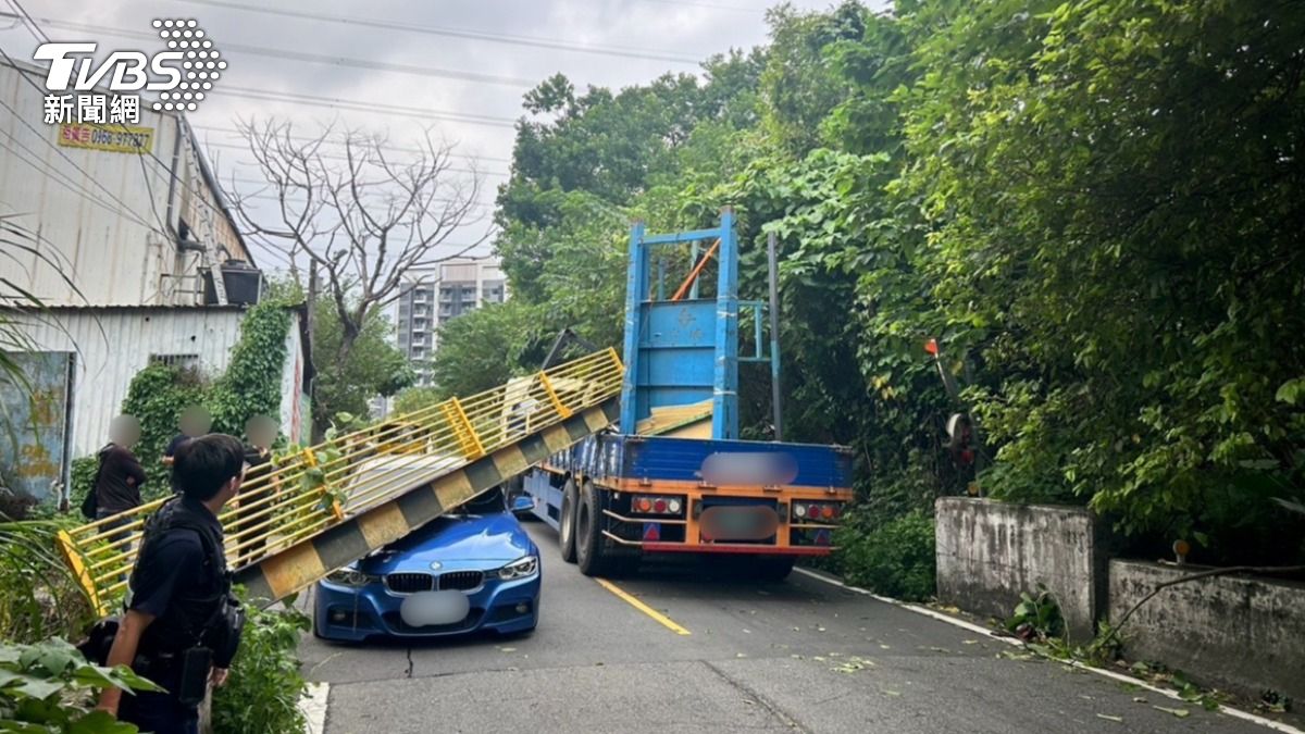 限高架倒塌，當場砸中經過的BMW轎車。（圖／TVBS）