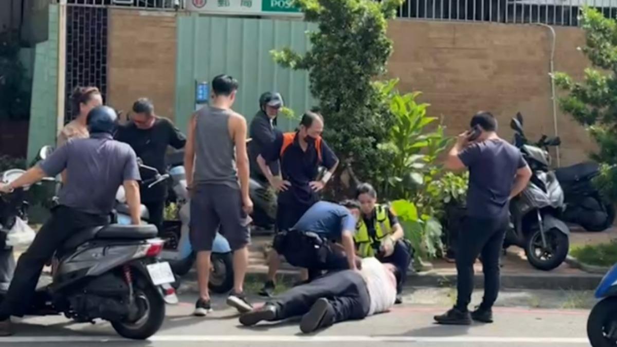 警民合作將男子壓制在地。（圖／翻攝自記者爆料網）