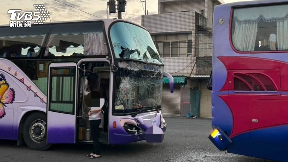 校車推撞另一輛校車。（圖／TVBS）