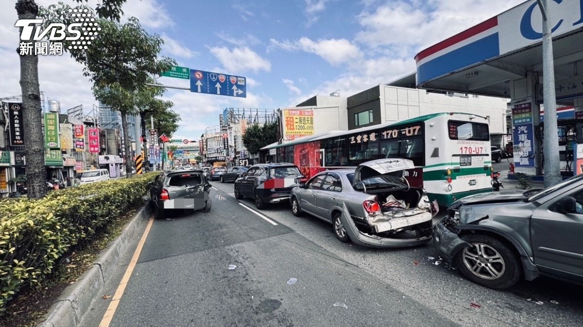 新莊中正路連環車禍。（圖／TVBS）